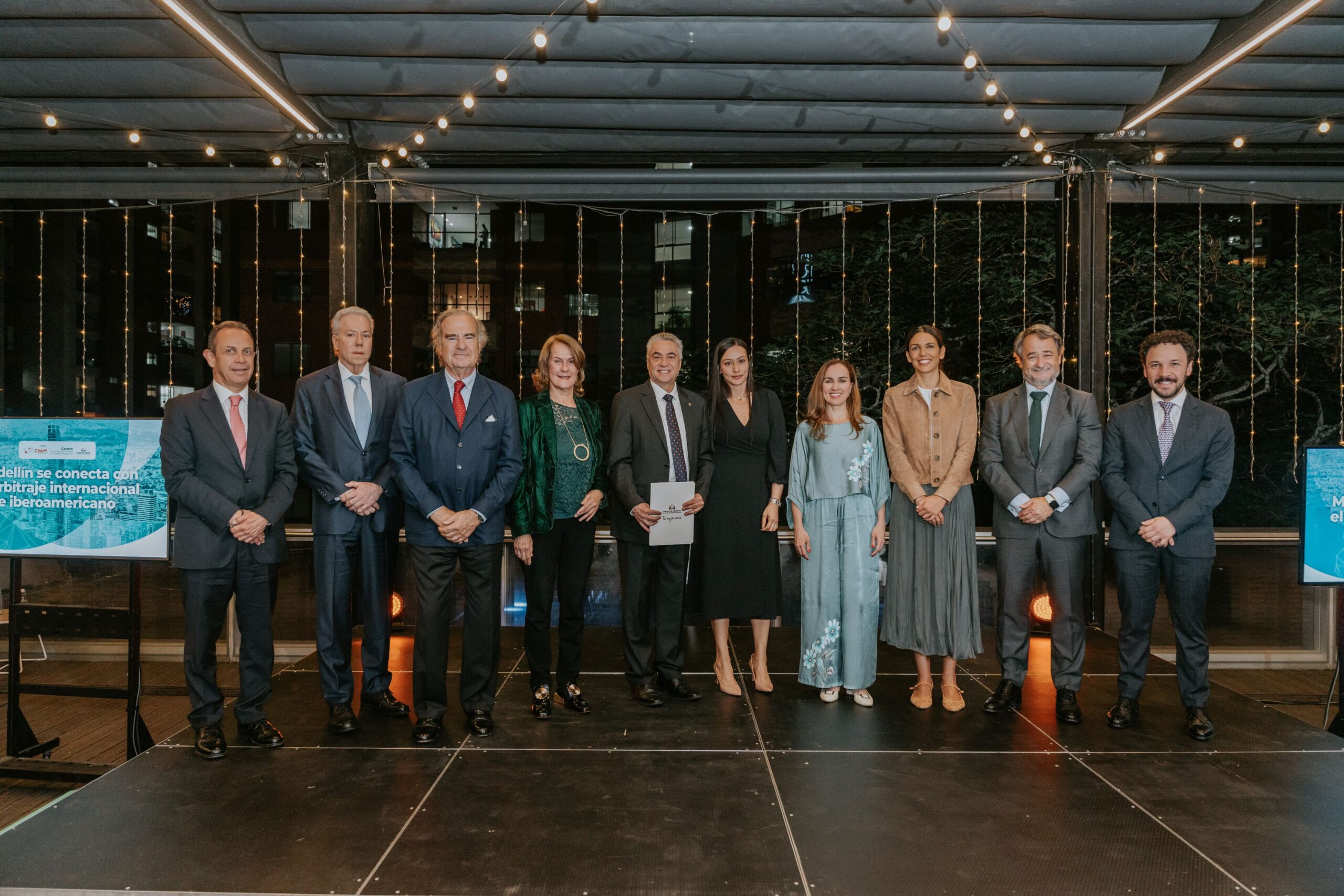 Fotografía de familia del acto de la firma de la alianza de CIIAM y CCMA.