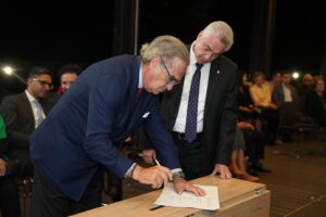 José María Alonso, presidente de CIIAM, y Jorge Villegas Betancur, vicepresidente de Asuntos Legales y Corporativos de la CCMA, oficializan el acuerdo entre CIIAM y CCMA.
